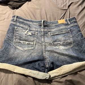 Women’s Buckle Payton stretch cuffed short. Never worn